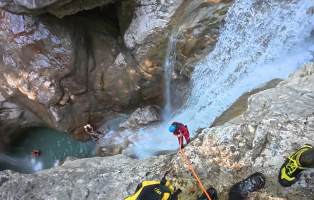 NaturFreunde beim Canyoning